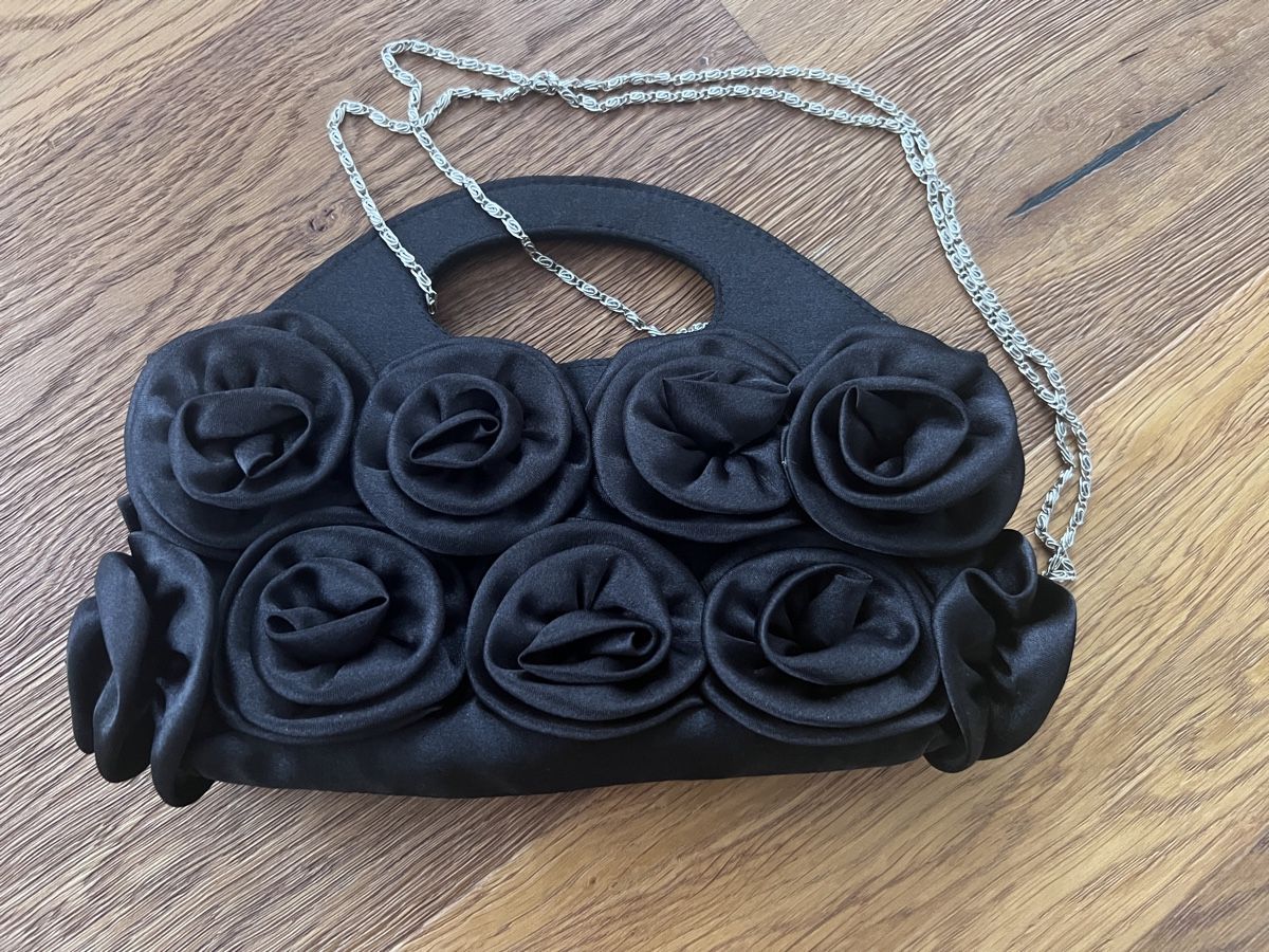 Taschen für Damen: Schwarze Abendtasche mit Rosen, neuwertig – Gebraucht aus Gipf-Oberfrick von Sonne010203 1