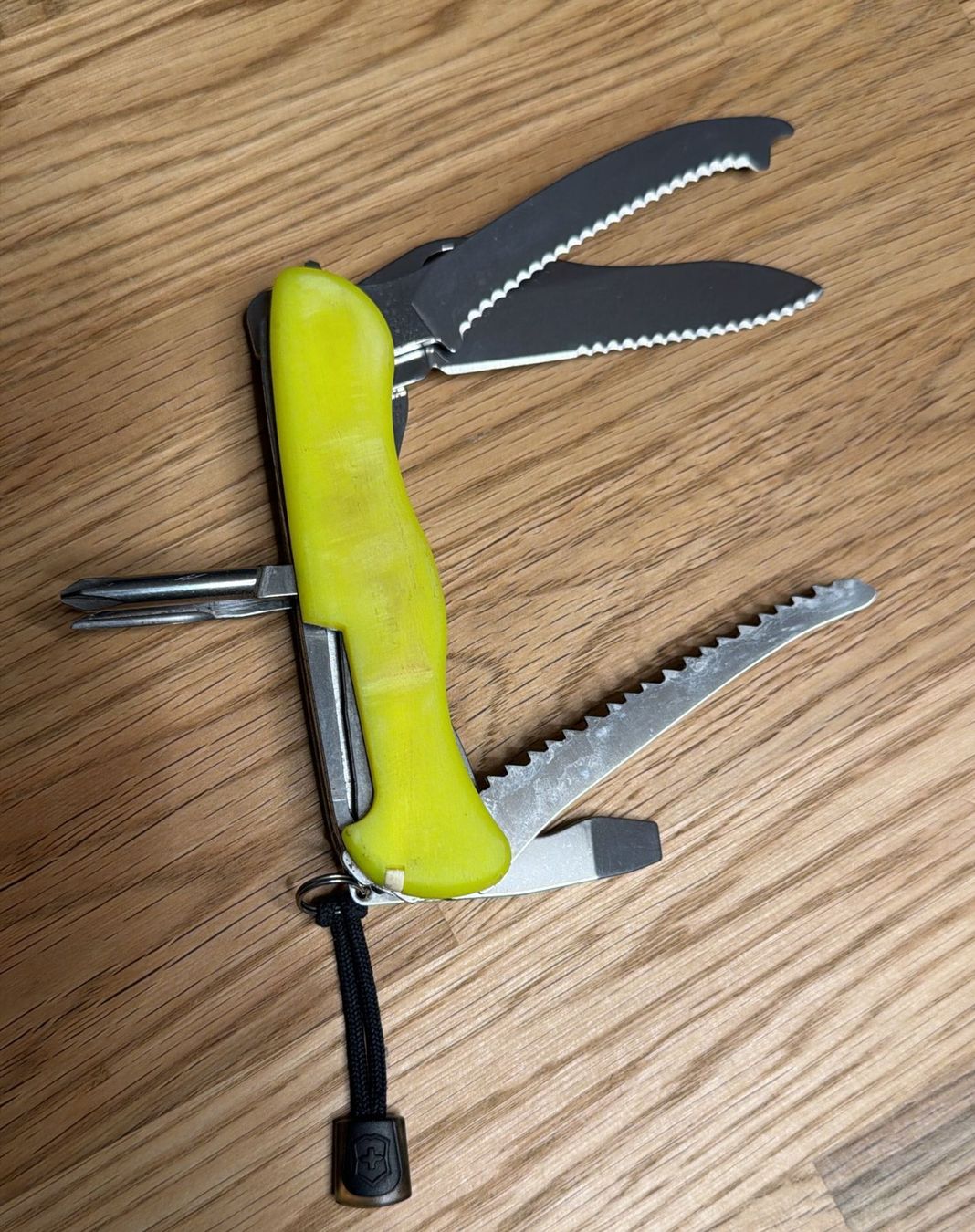 Victorinox Taschenmesser: VICTORINOX SACKMESSER RESCUE TOOL – Gebraucht aus Zürich von Frei-Occasionen 1