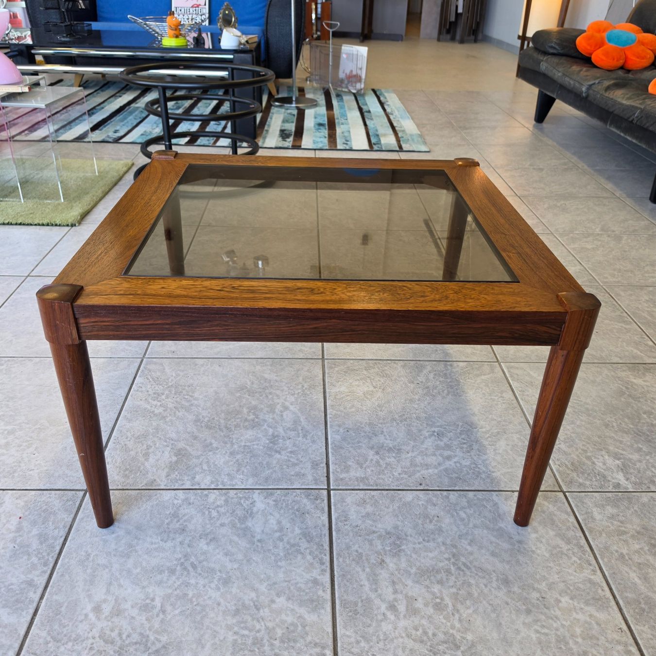 Tische: Palisander Couchtisch Coffee-Table mit Rauchlglas Salontisch – Gebraucht aus Nottwil von Wondewa-Shop