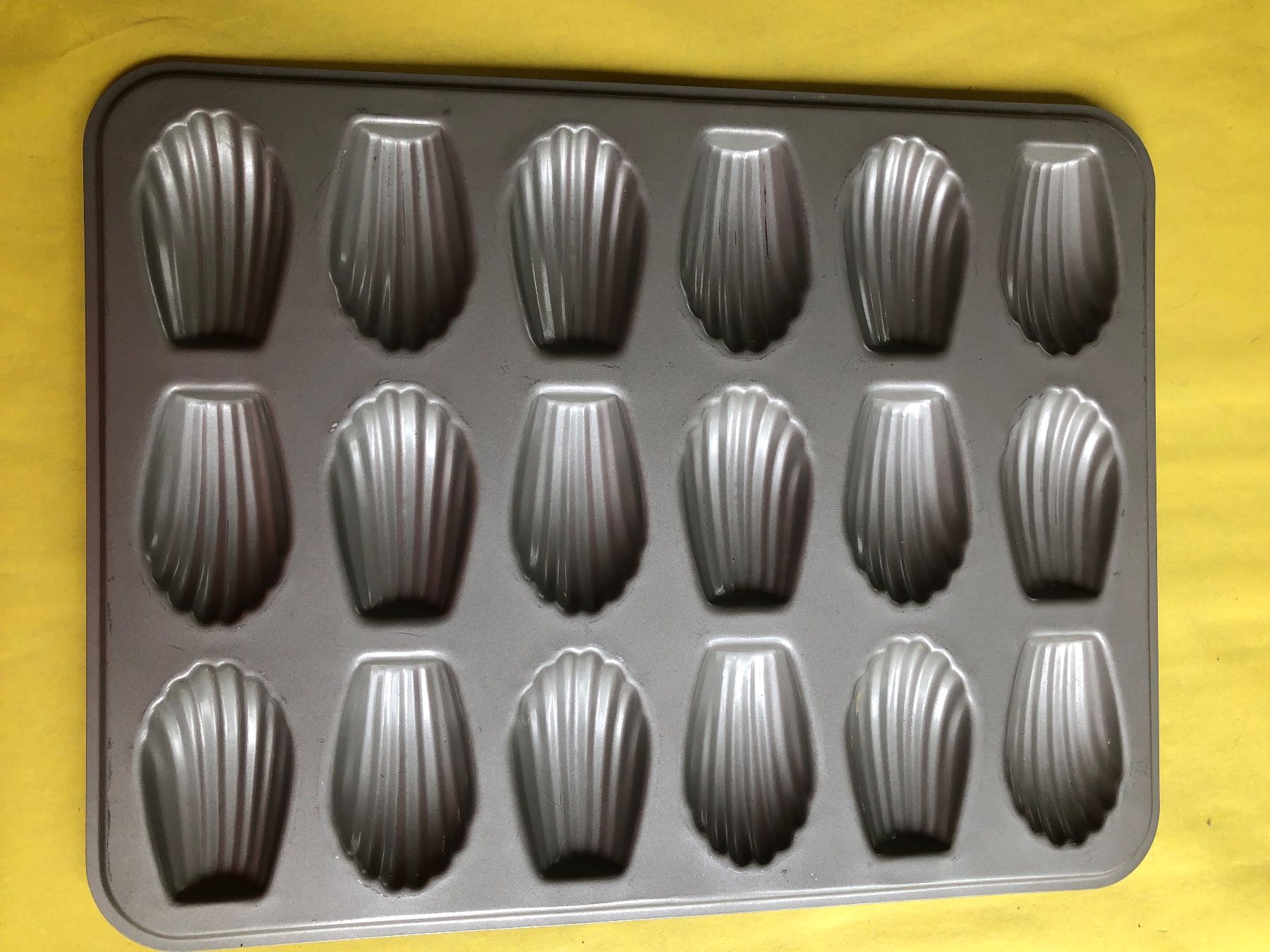 Betty Bossi Teglie da forno: Madeleines Form 18 Stk – Usato da Hinwil venduto da dadalina76