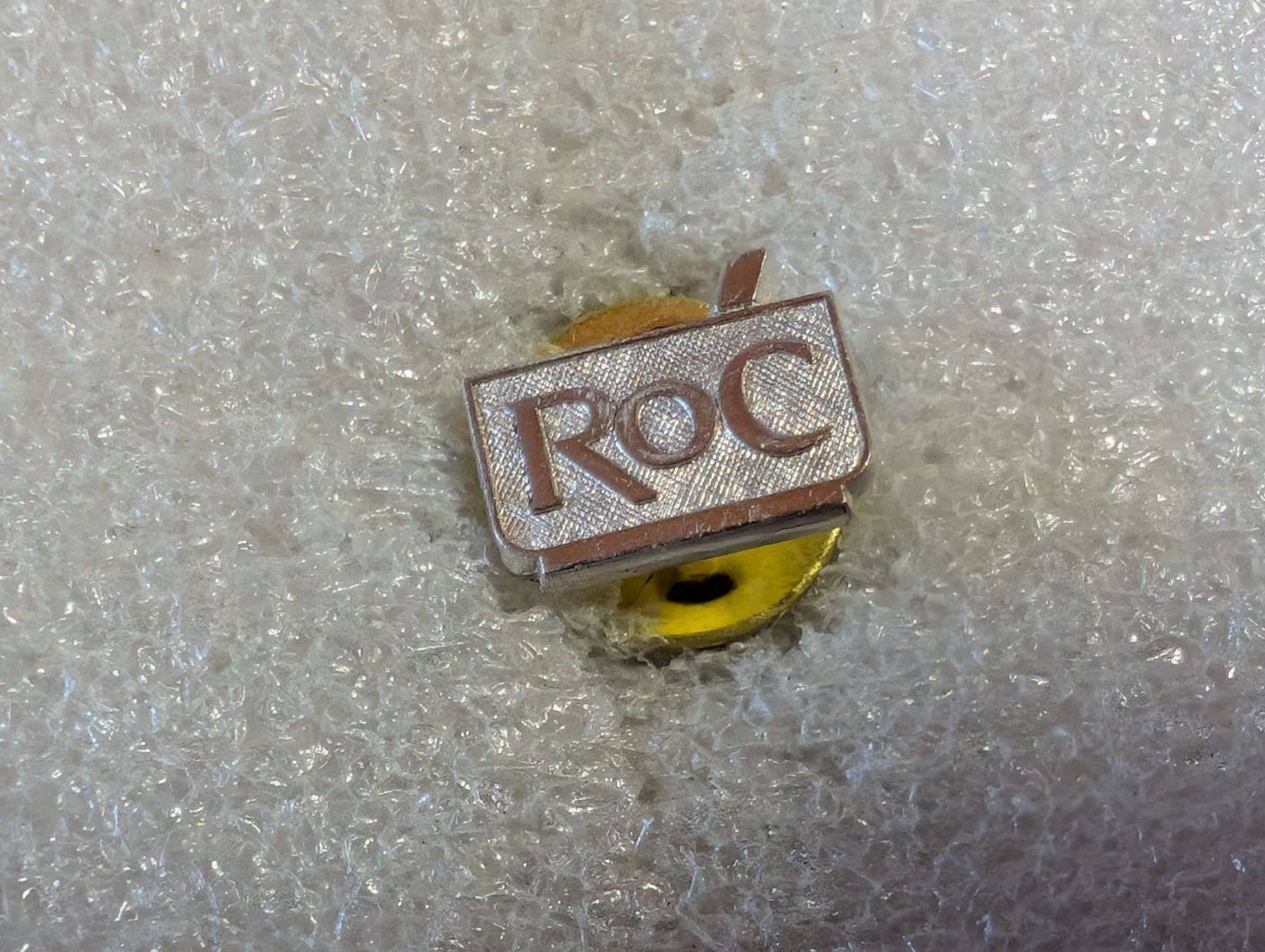 Plaketten & Abzeichen: Ansteckpin 233: RoC – Gebraucht aus Oppligen von Pin-Fall-Shop
