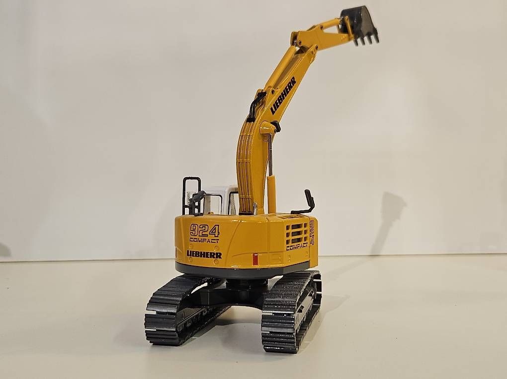 Excavateurs: Liebherr R 924 Compact Excavator – D'occasion à Wittenbach par r_e_d87p 4