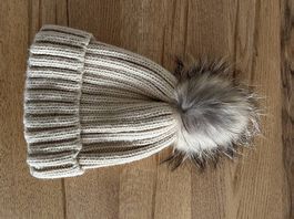 Mütze mit abnehmbarem Fell-Bommel