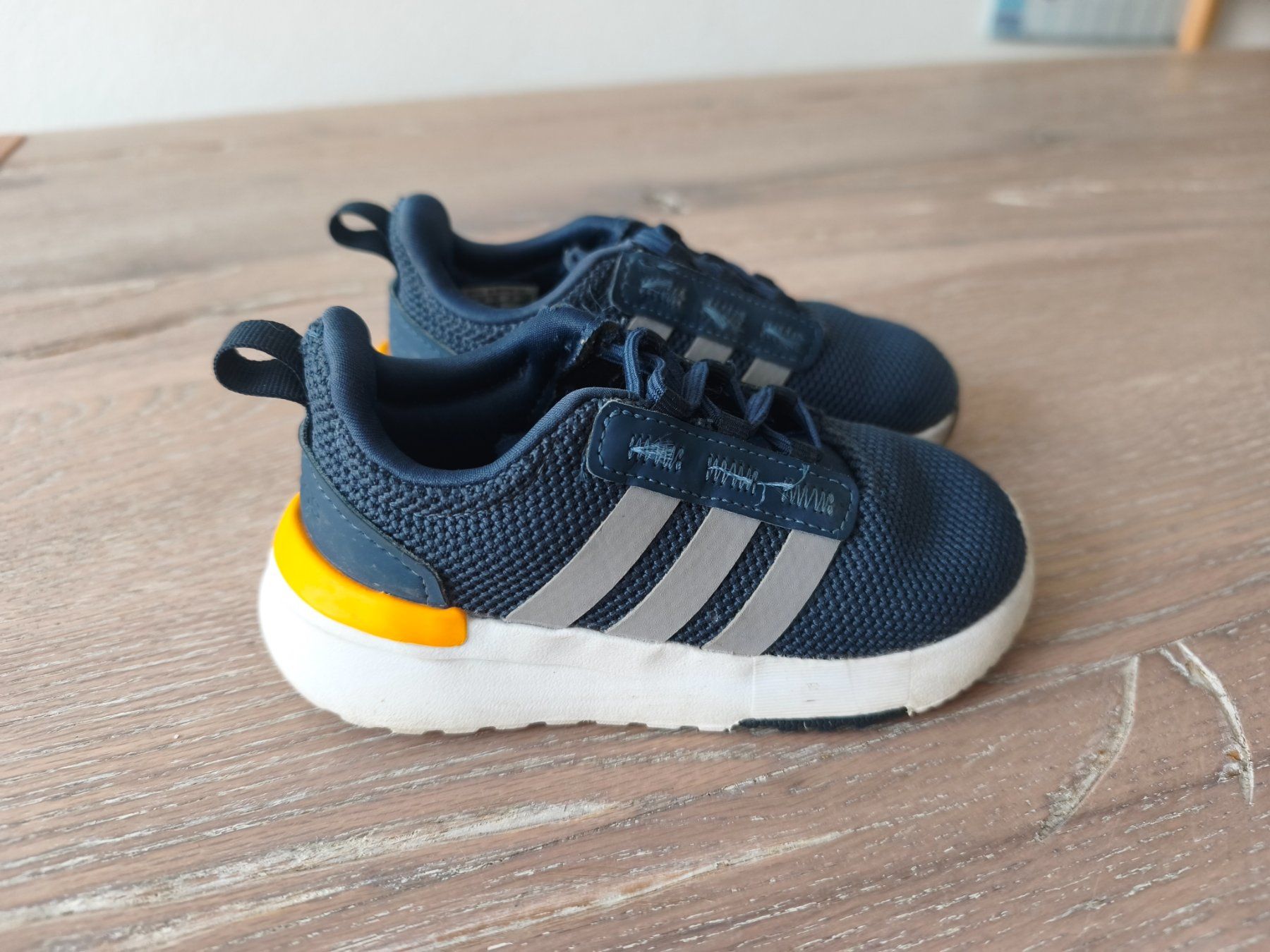 Adidas Chaussures garçon: Adidas Kinder-Sneaker Gr. 24 – D'occasion à Niederwangen BE par Alexma.90
