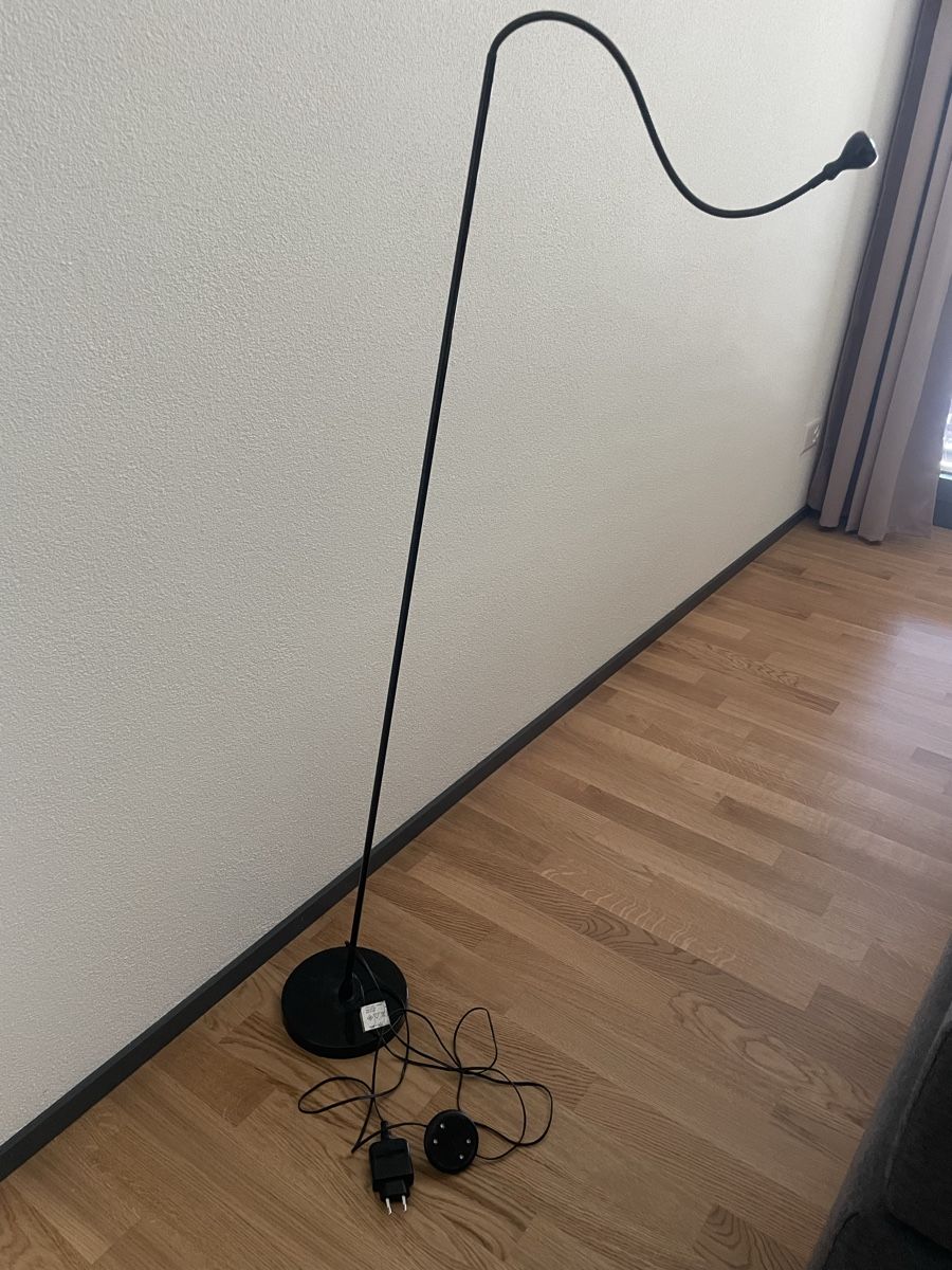 Lampade: Schlanke, schwarze Stehlampe – Usato da Uster venduto da -_Loris_-