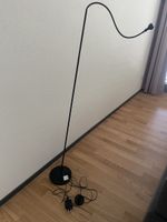 Schlanke, schwarze Stehlampe