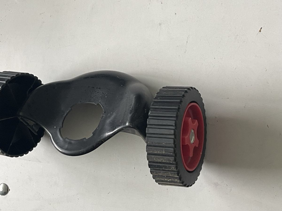 Tutti gli attrezzi: Rad mit Achse Rasentrimmer – Usato da Wängi venduto da Bmo 1