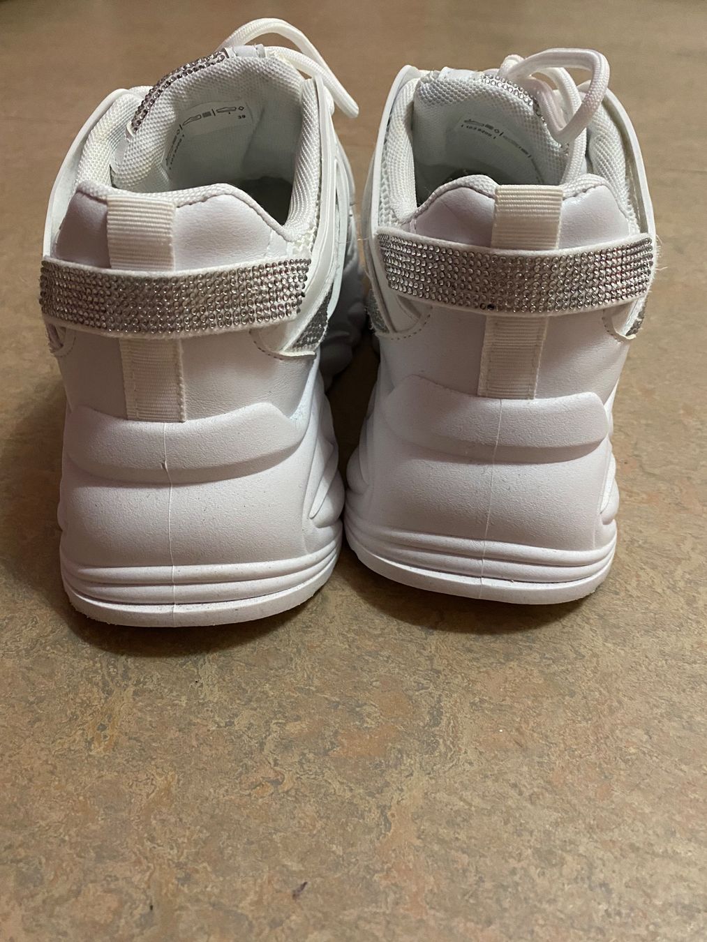 Scarpe da donna: Damen Sneaker mit Strasssteinen Gr.39 – Nuovo (secondo la descrizione) da Uster venduto da SAMMELPOST 1