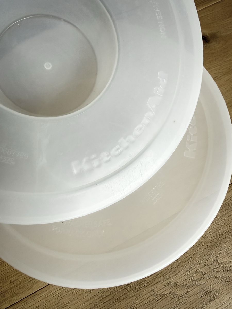 Kitchenaid Ciotole: KitchenAid 2 Schüsseln mit Deckeln – Usato da Habsburg venduto da franziska_81 2