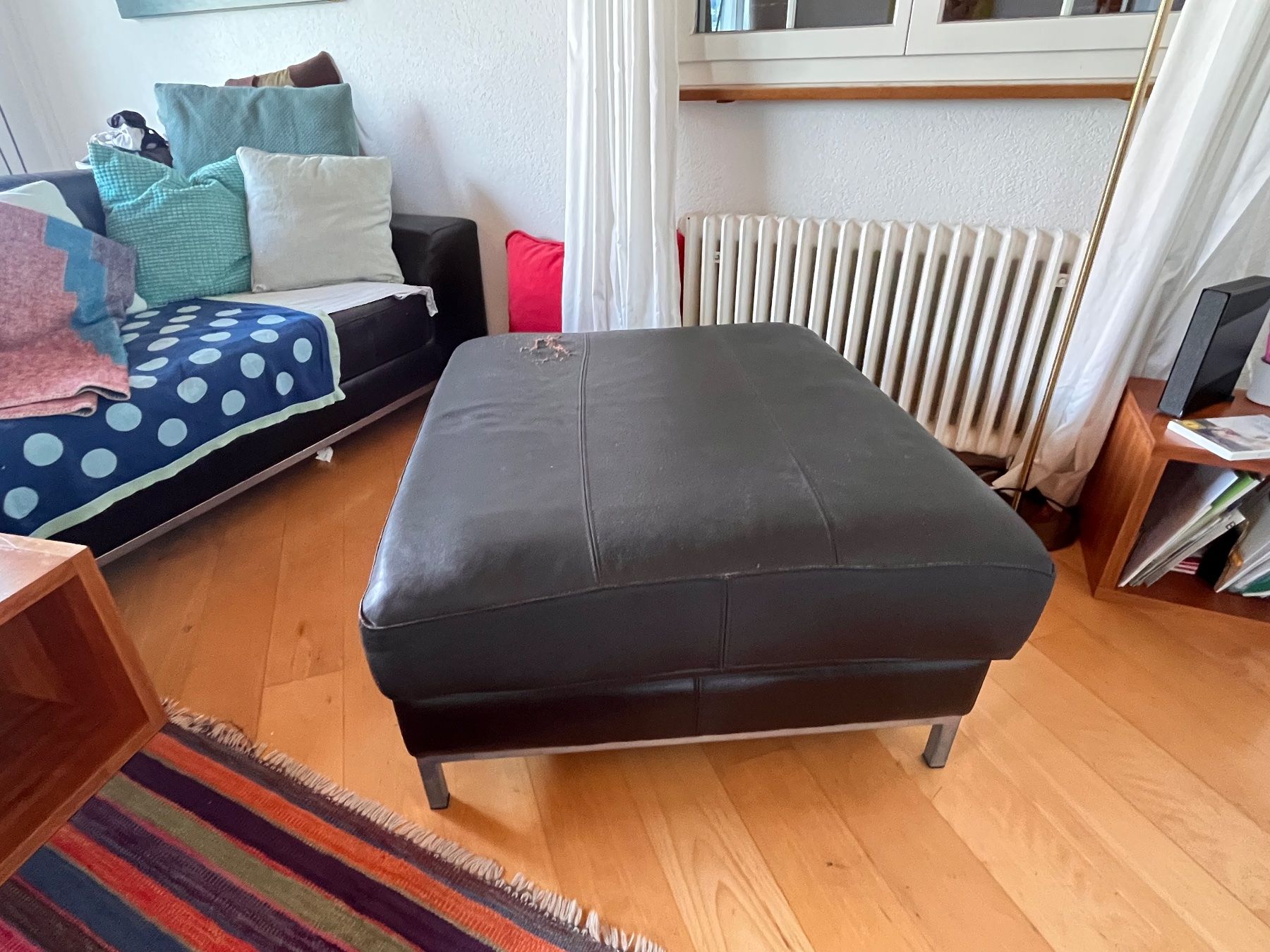 Sgabelli: Fussableger (zu Sofa) aus dunkelbraunem Echtleder – Usato da Rüti ZH venduto da kraner 2