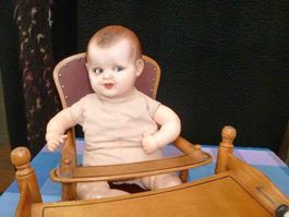 Chaise haute pour poupée antique avec table de jeu