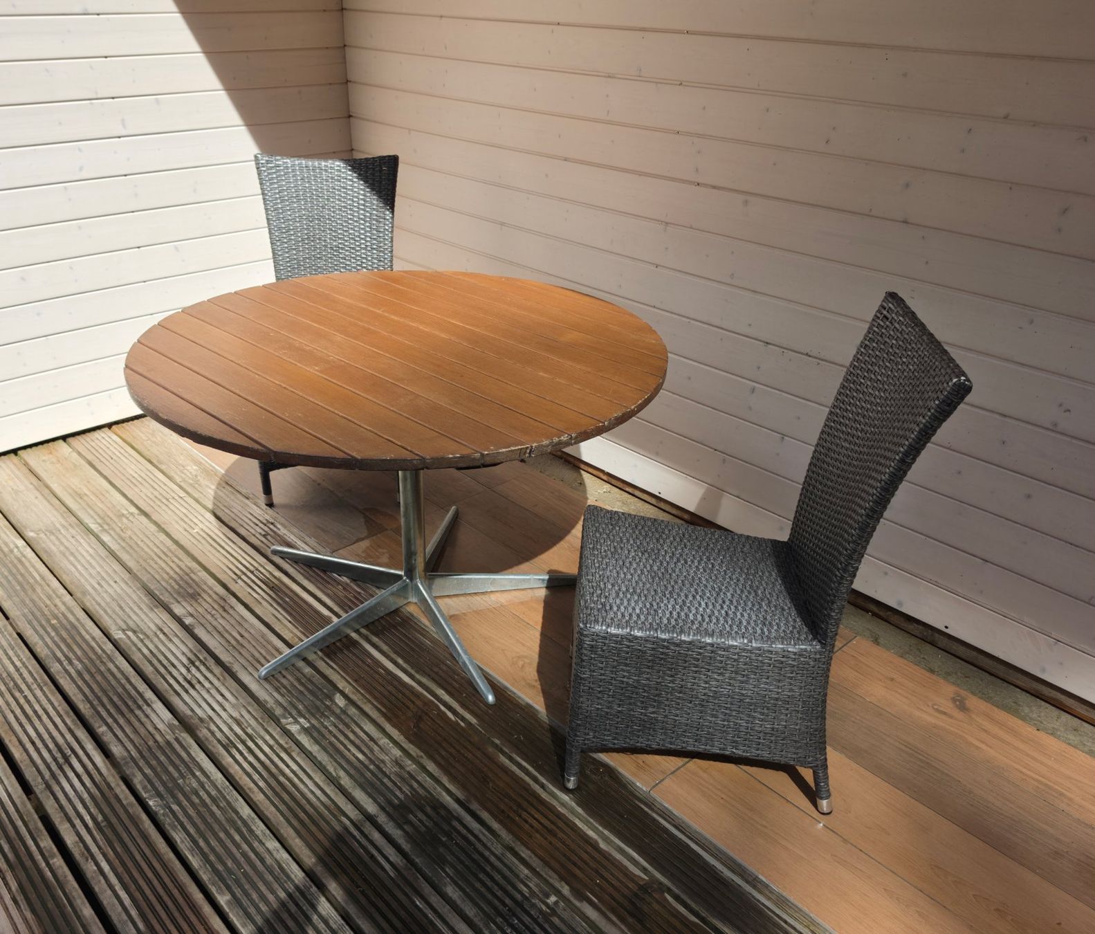 Tavoli: Gartentisch Holz Metall mit 2 Stühlen – Usato da Etzgen venduto da juj_b678