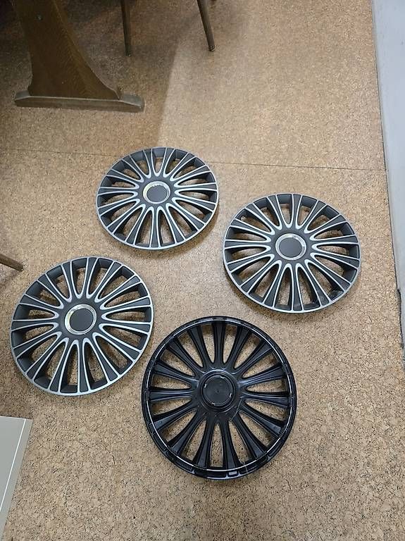 Tutti pezzi di ricambio auto: Raddeckel – Usato da Schwyz venduto da inf_hjl7