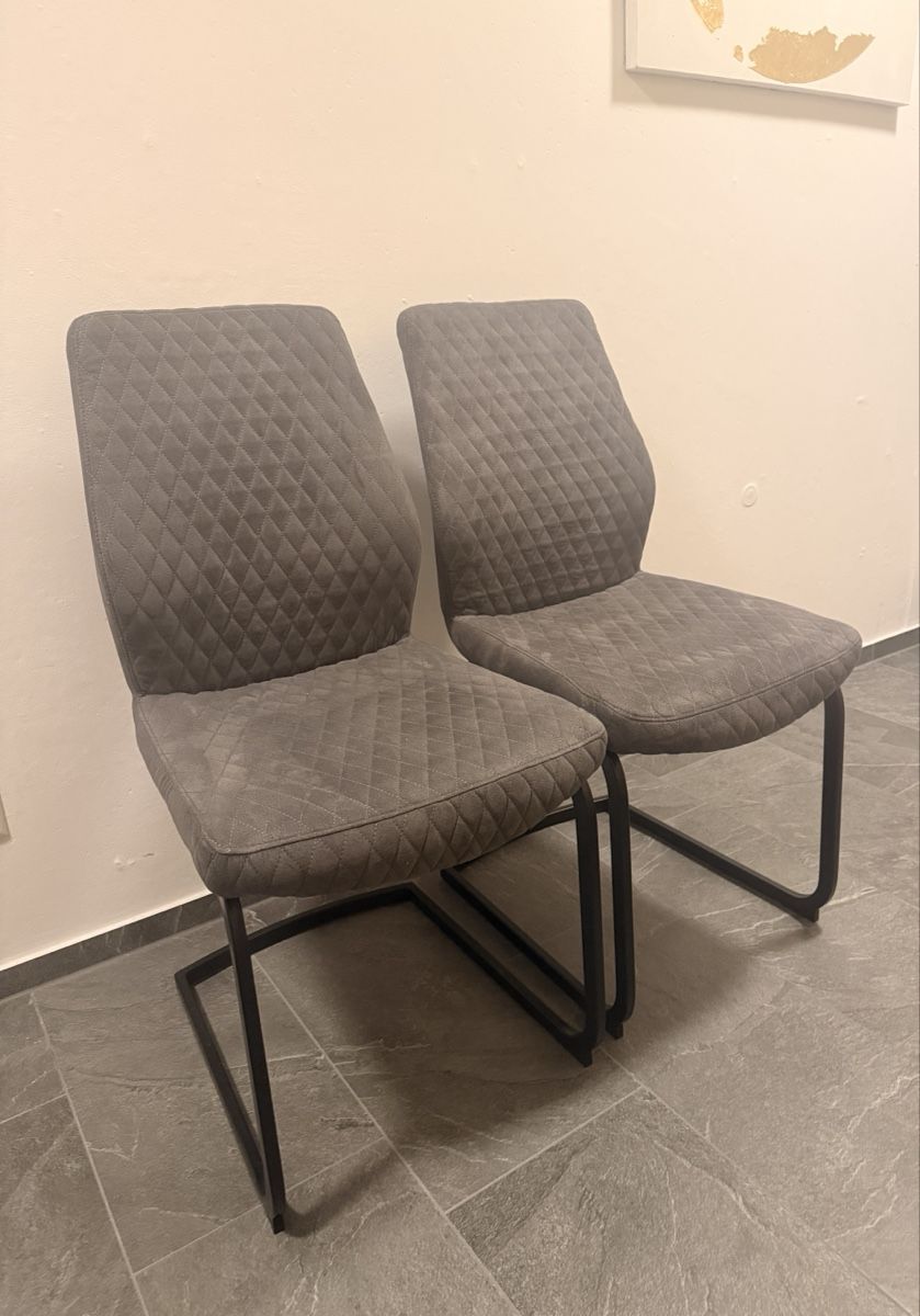 Sedie: 2er Set: Moderne Esszimmerstühle in Grau mit Steppmuster – Usato da Zürich venduto da Deerman