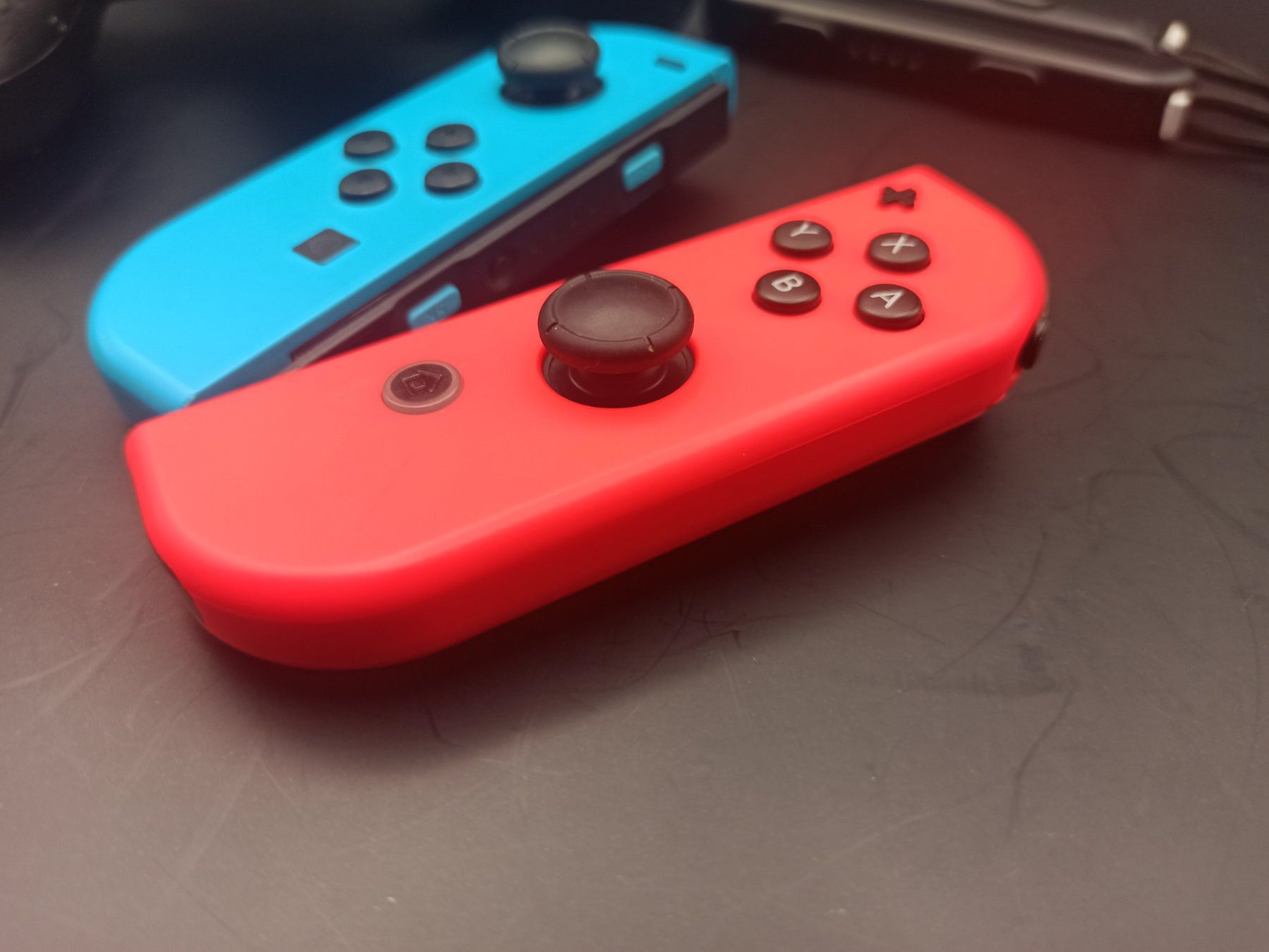 Nintendo Controller: Original Nintendo Switch Joy-Con Set (Neon-Rot/Blau) + Grip – Gebraucht aus Oberweningen von mar_87mx 5