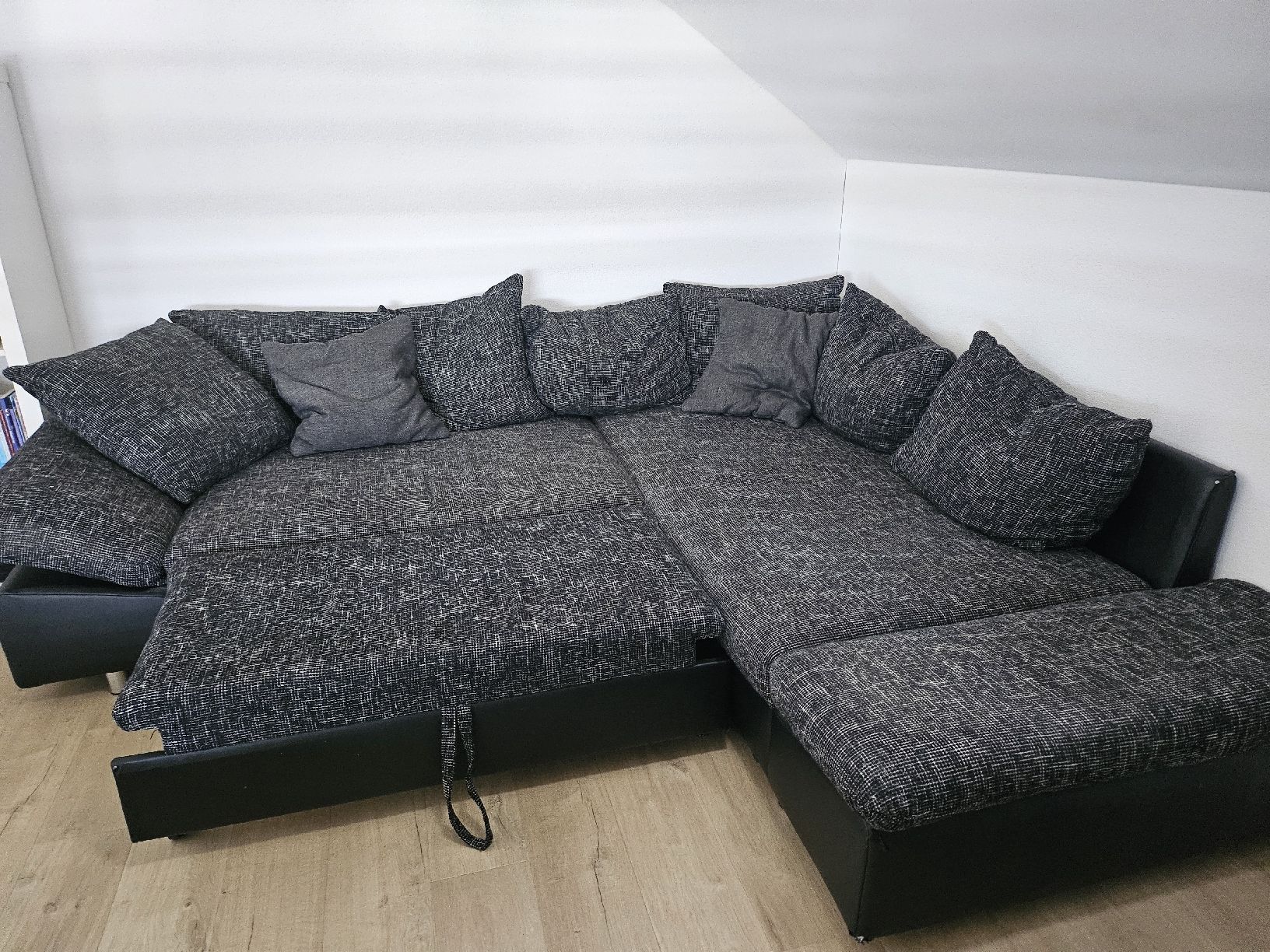 Divani: Ecksofa mit Schlaffunktion grau / schwarz – Usato da Würenlingen venduto da Sheadona 2