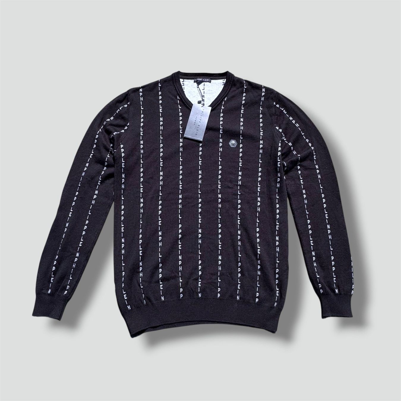 Philipp Plein Maglioni & Felpe: Philipp Plein monogram black V-neck sweater – Usato da St. Gallen venduto da sourced_limited