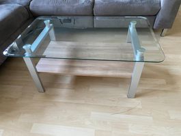 Moderner Glascouchtisch mit Ablage