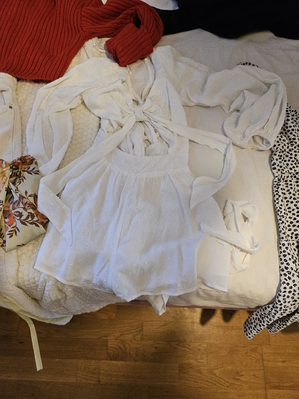 Lotti di vestiti: diverse Kleider, hosen, pullis, corset, tops – Usato da Bätterkinden venduto da trinidad103 1