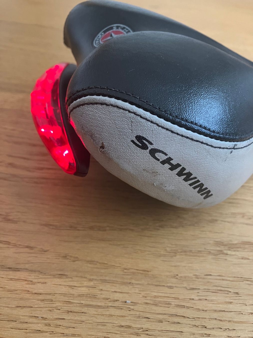Pezzi di ricambio: Schwinn Sattel mit LED Beleuchtung – Usato da Obermumpf venduto da Estrela67 6