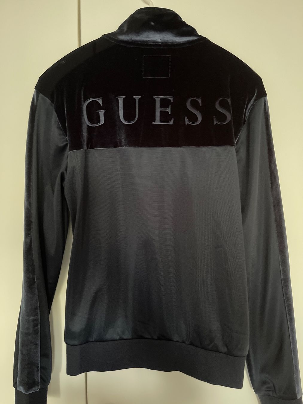 Guess Giacche: Blaue Guess Jacke in Gr. S – Nuovo (secondo la descrizione) da Niederwangen BE venduto da Diva_74 1