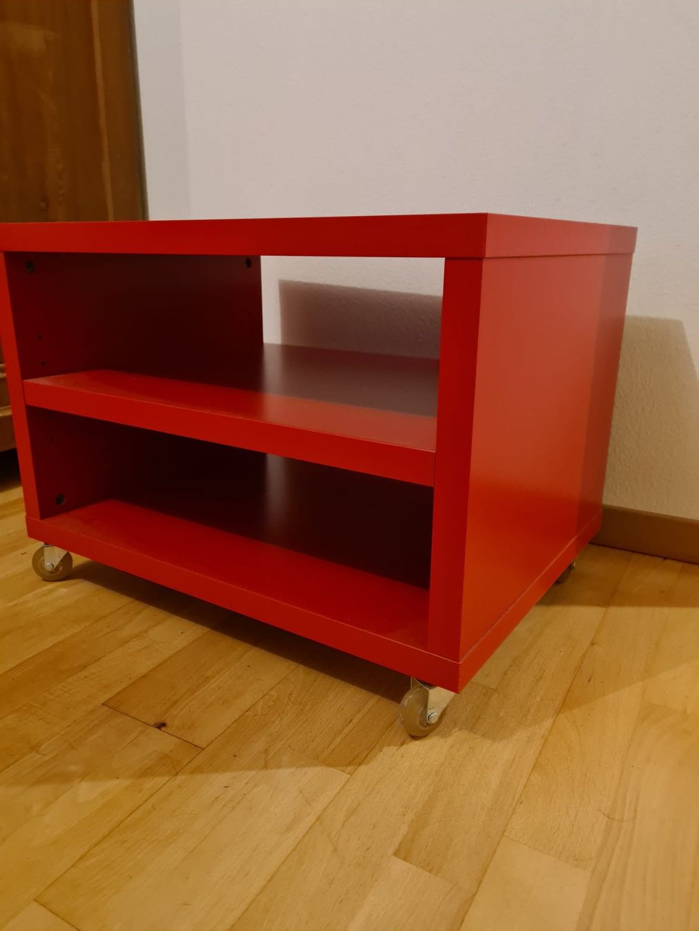 Ikea Tavoli: Rotes beistell Tisch mit Rollen – Usato da Zürich venduto da IgnacioTamayo 2