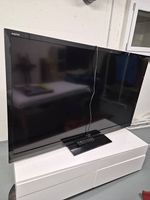  2 Fernseher im Paket, 46 Zoll Samsung + 70 Zoll Sharp 