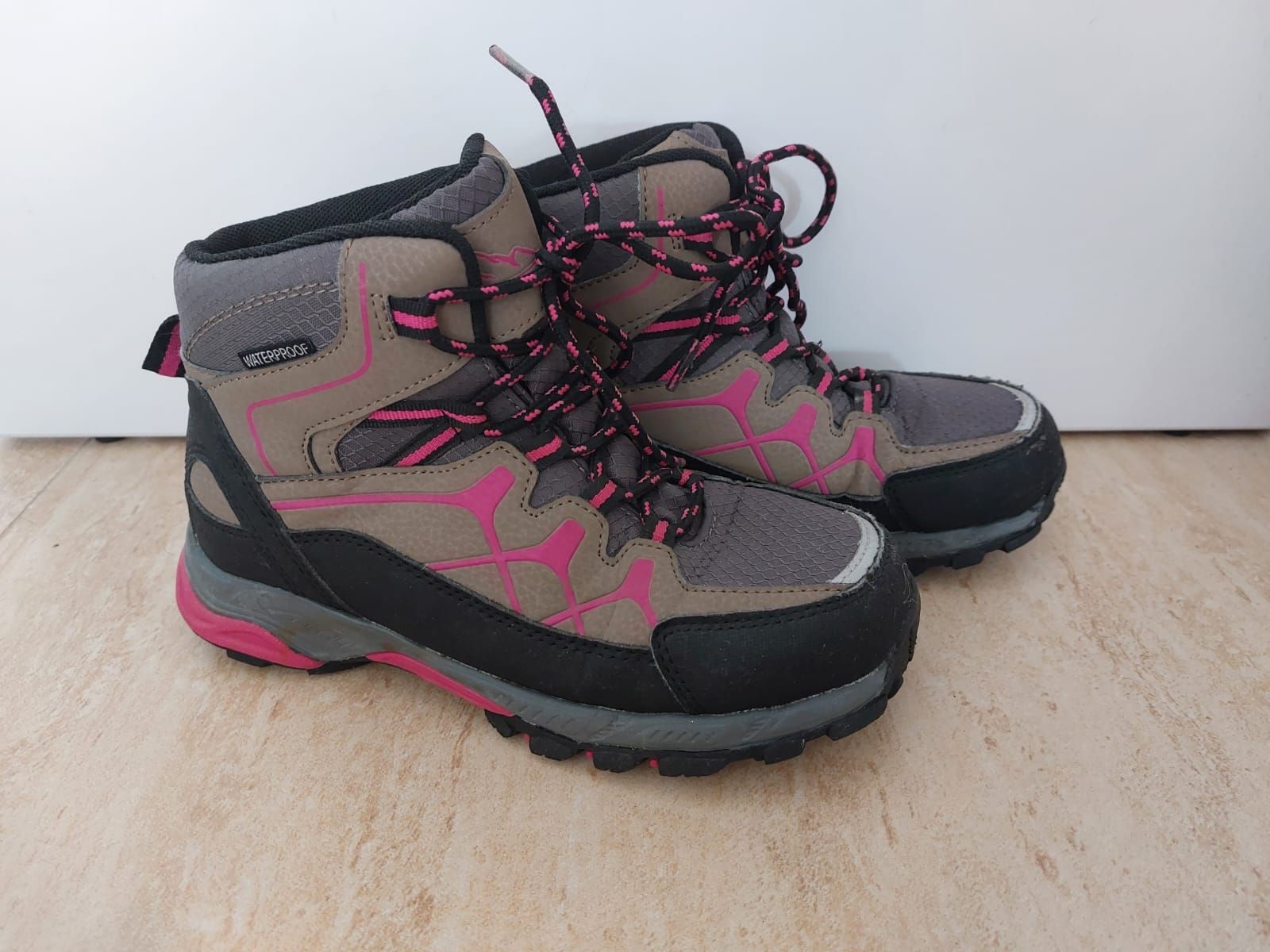 Decathlon Scarpe per ragazze: Chaussures de randonnée imperméables, taille 34! – Usato da Mont-sur-Lausanne venduto da ane_pgq6 4