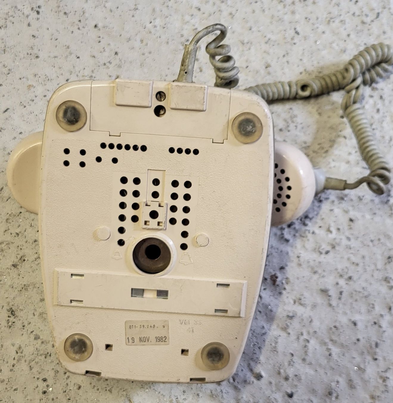Swisscom Telefoni: Telefono da tavolo a disco mod. 70 – Usato da Villa Bedretto venduto da Custa 1