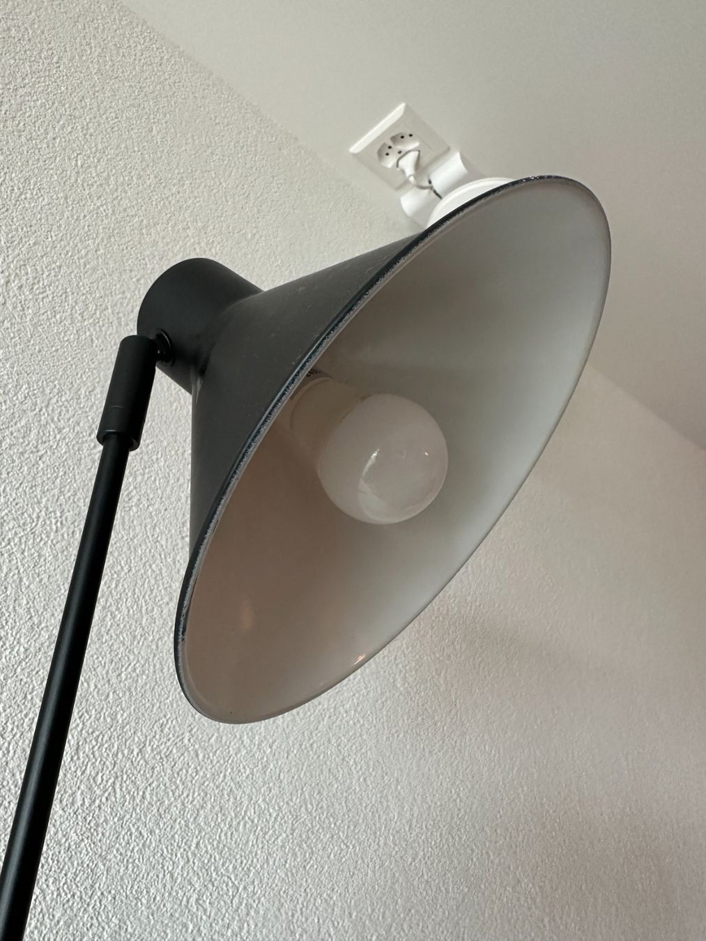 Ikea Lampade: Ikea lampe noir sur pied – Usato da St-Aubin-Sauges venduto da _jaan_ 2