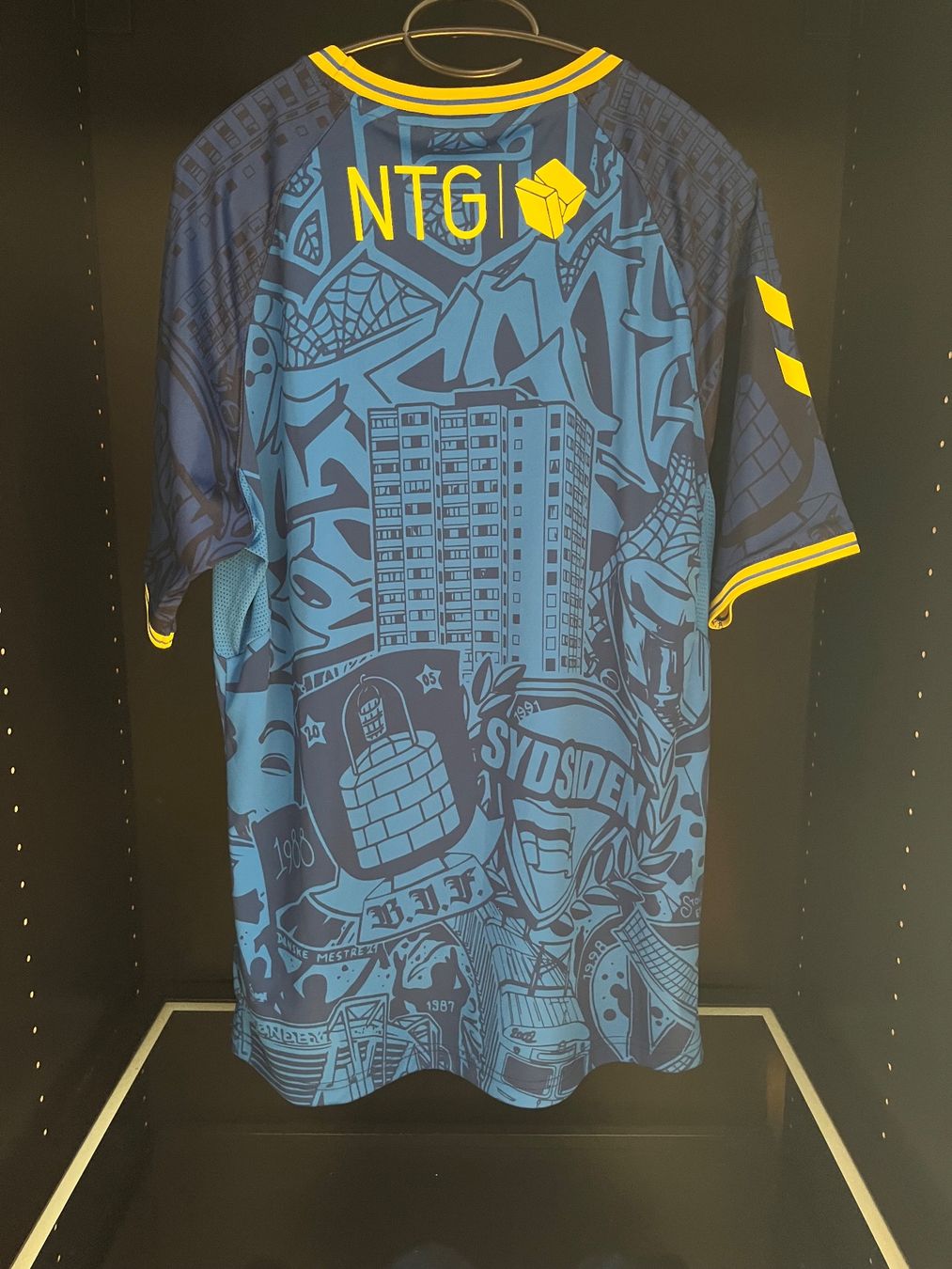 Hummel Canottiere & Pantaloni: Brondby IF Trikot – Nuovo (secondo la descrizione) da Näfels venduto da dom_9p7f 1