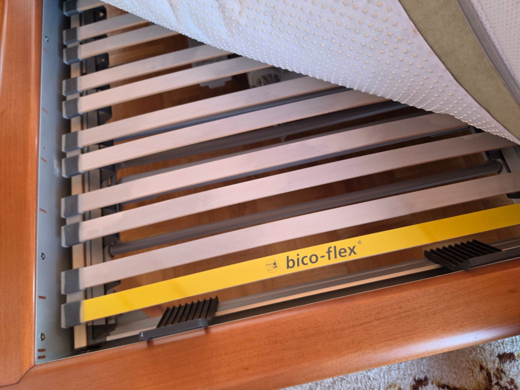 Pfister Letti: Lit double avec sommier et matelas – Usato da St-Blaise venduto da Tsvcb 3