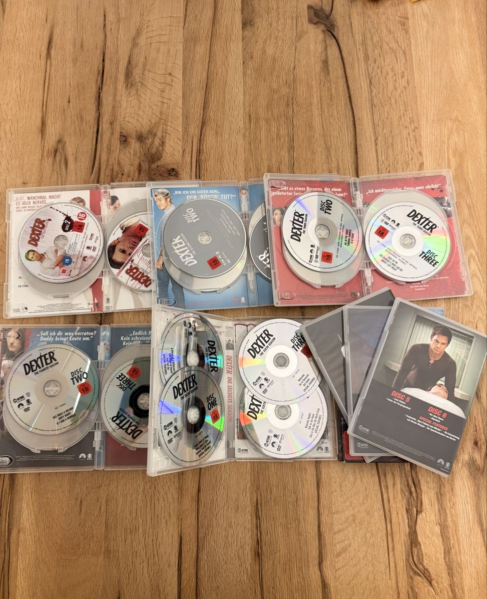 Tutti i DVDs: Dexter Serie 1,2,3,4,6 und 8 – Usato da Kriens venduto da Genschi 2