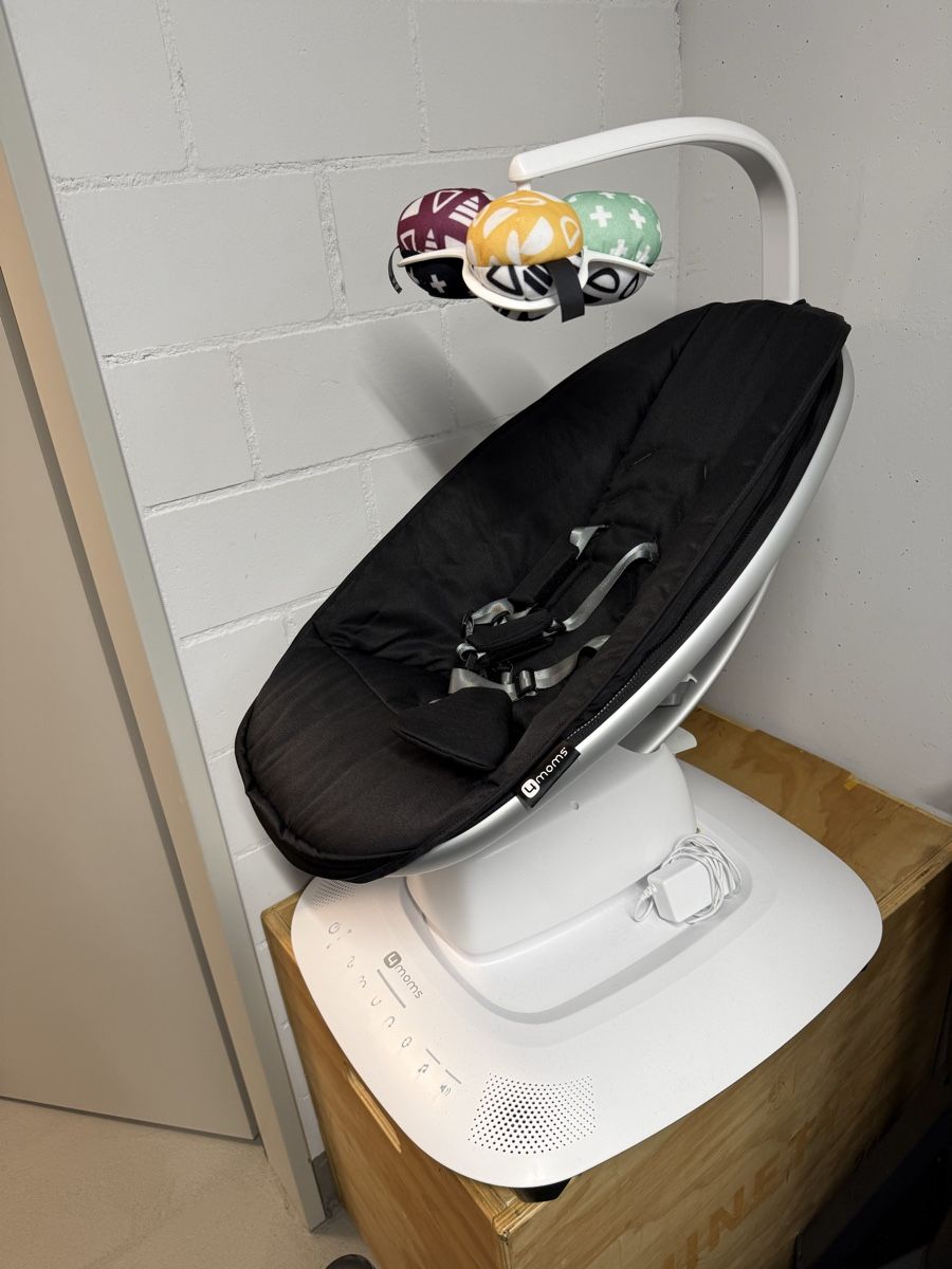 4moms Sdraiette & Sdraiette a dondolo: 4moms mamaRoo Babywippe – Usato da Zürich venduto da man_fd8l 1