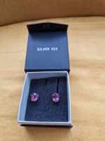 Clous d'oreilles élégants en argent 925 et pierre rose.