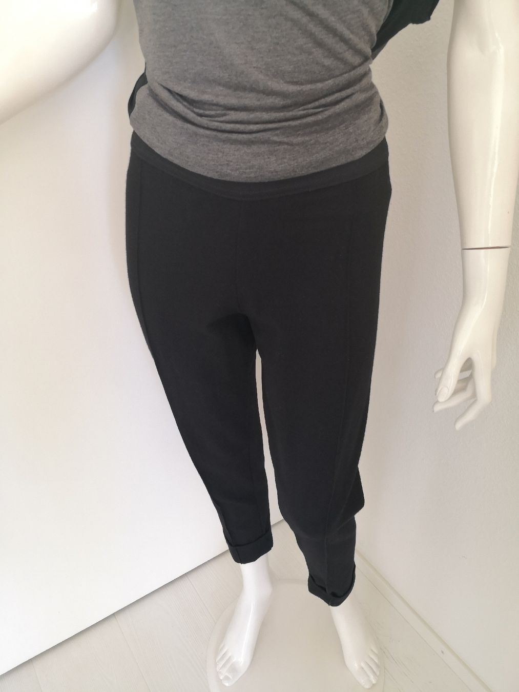 Mango Pantaloni: 🤩 MANGO STRETCH HOSE SCHWARZ MIT ELASTBAND – Usato da Olten venduto da Naja-Twins-Twins 2