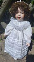 Porzellandame Puppe weiss Kleid guter Zustand