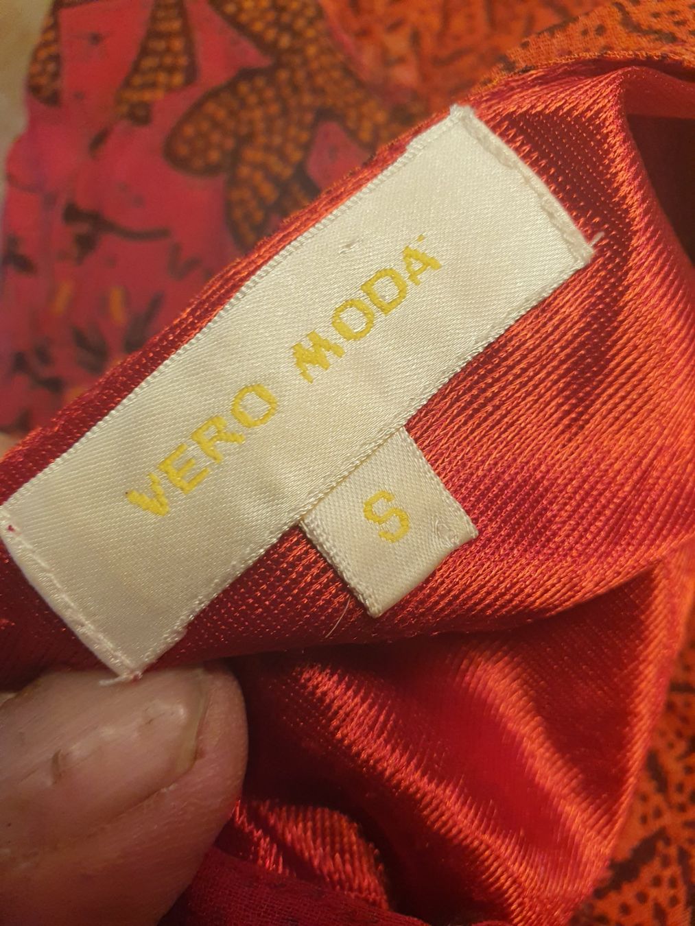Vero Moda Gonne: Vero Moda Damenjupe rot Grösse S – Usato da Zürich venduto da loosebone 1