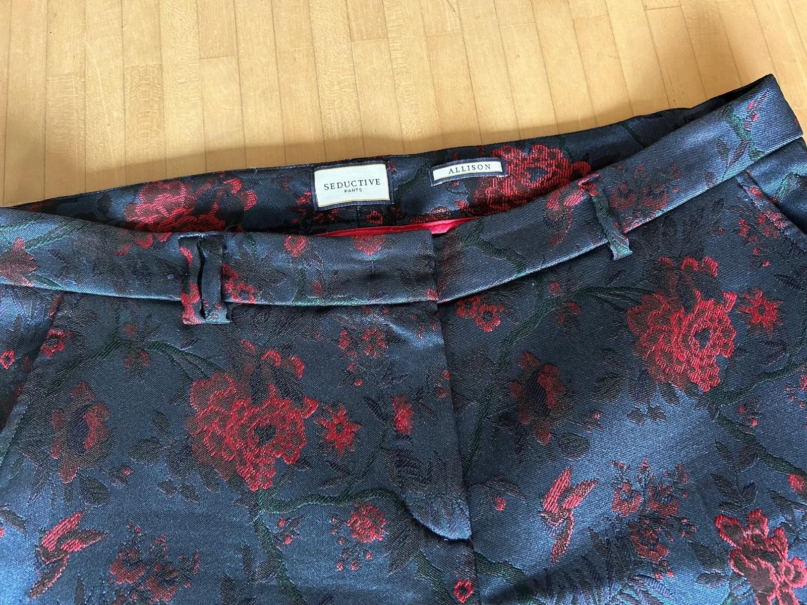 Pantaloni: Seductive Stoffhose Gr. 42 dunkelblau mit Rosen – Usato da Wädenswil venduto da coconut1289 2