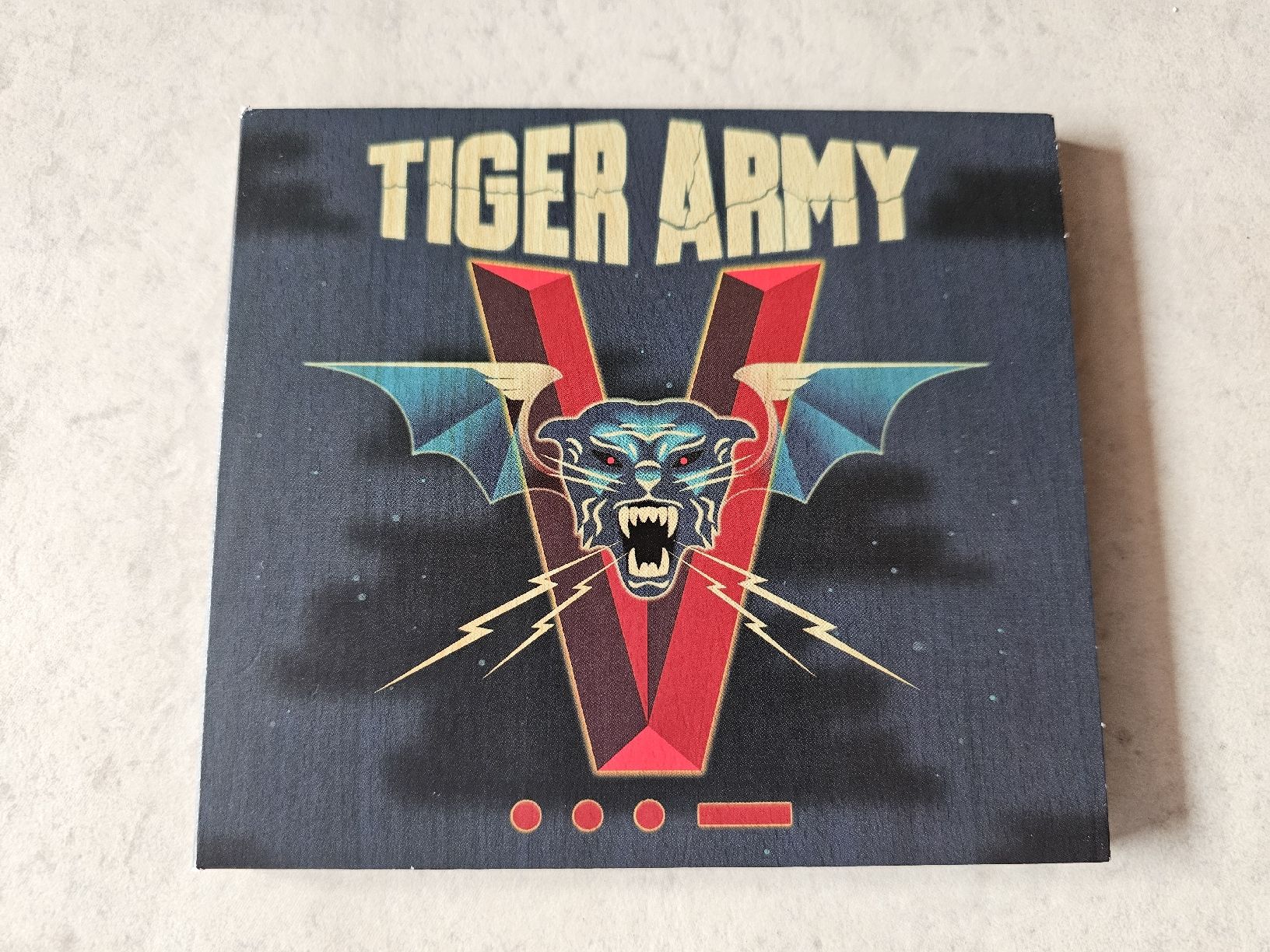 CD: Tiger Army  -  V ••• - – Usato da Schneisingen venduto da backstore24