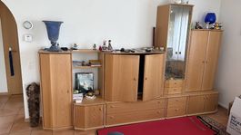Grosse Schreiner-Wohnwand mit Glasvitrine und TV-Schrank