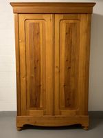 Antiker hellbrauner Kleiderschrank aus Holz zweitürig