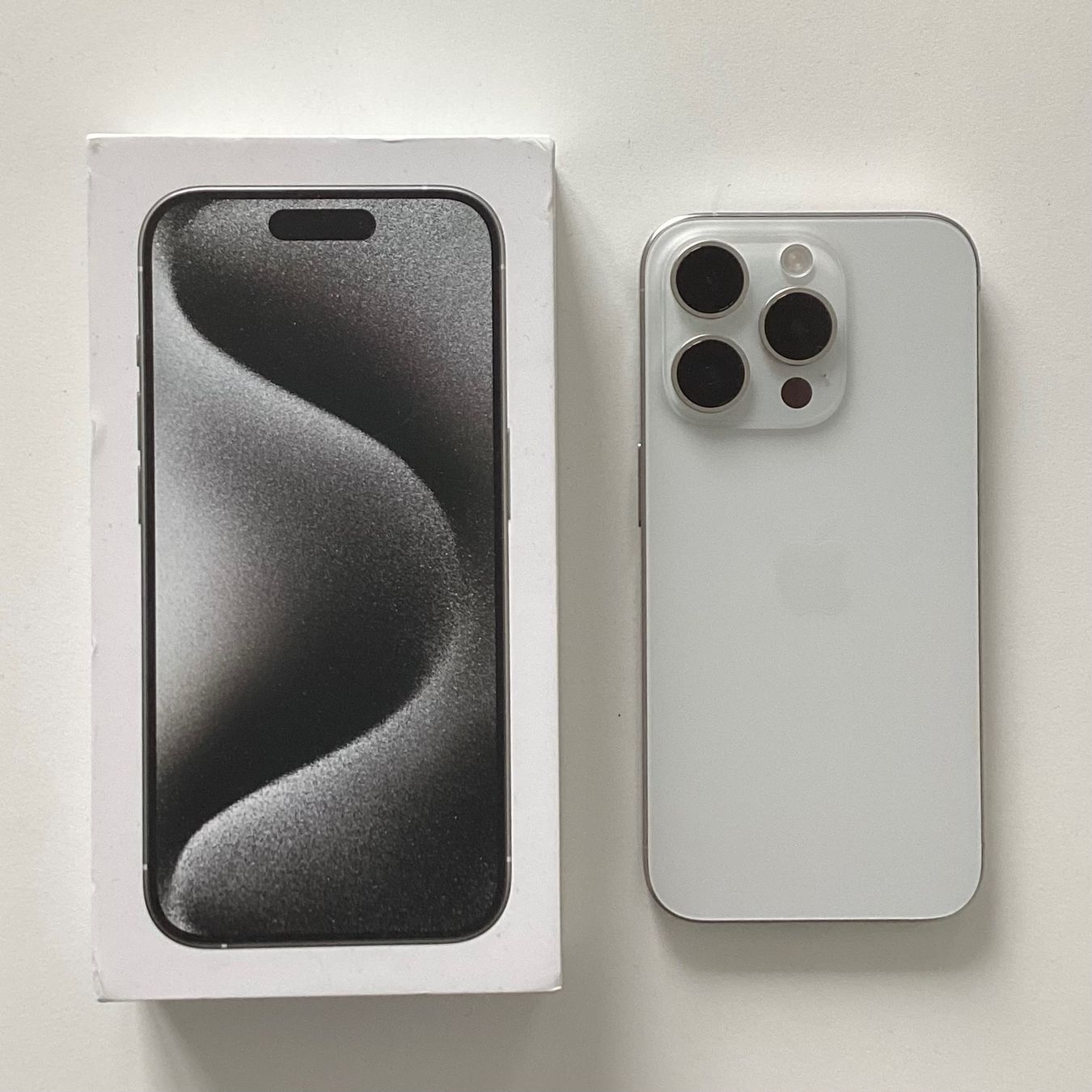 Apple Telefoni cellulari / Smartphones: iPhone 15 Pro, 128 GB, Titanium White, Batt 88% – Usato da Genève venduto da sol_ql67