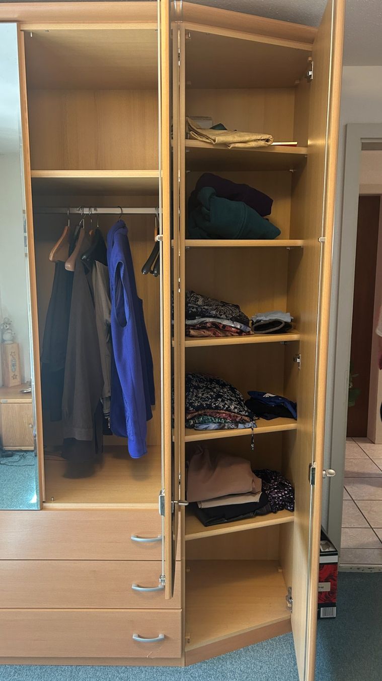 Armoires: Kleiderschrank – D'occasion à Sempach Station par Juma 1