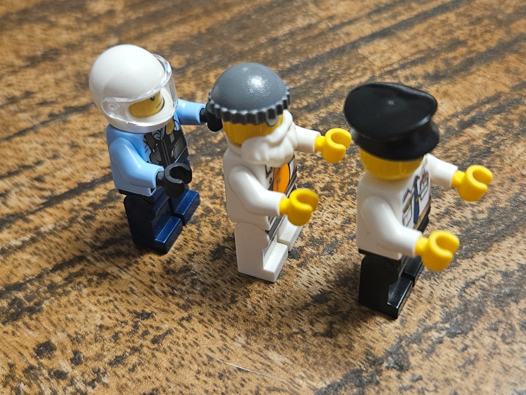 Lego Kit di costruzioni: lego lot de 3 figurines – Usato da Confignon venduto da Ecrofigs 3