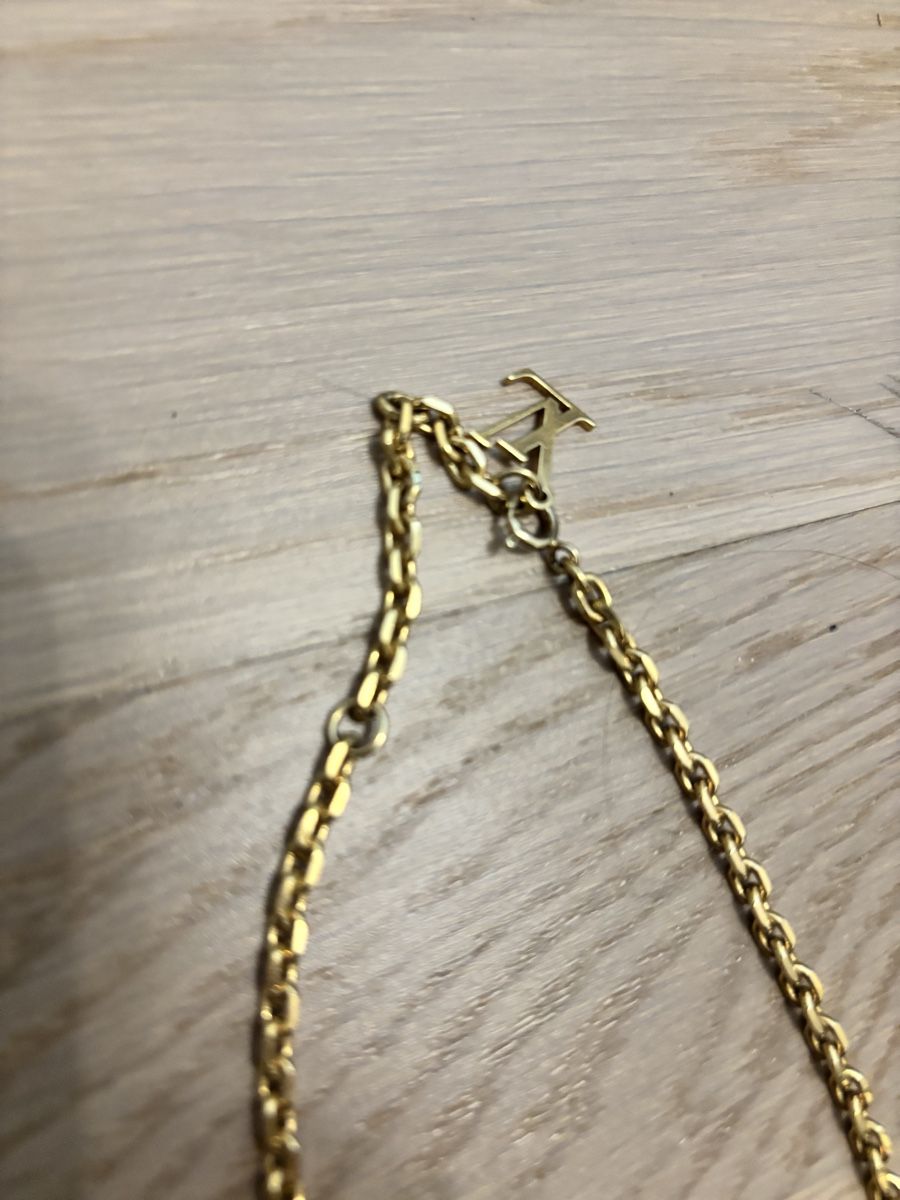 Louis Vuitton Catenine: Charmant collier doré Louis Vuitton avec perles nacrées – Usato da Saxon venduto da Hatlia_Shop 4