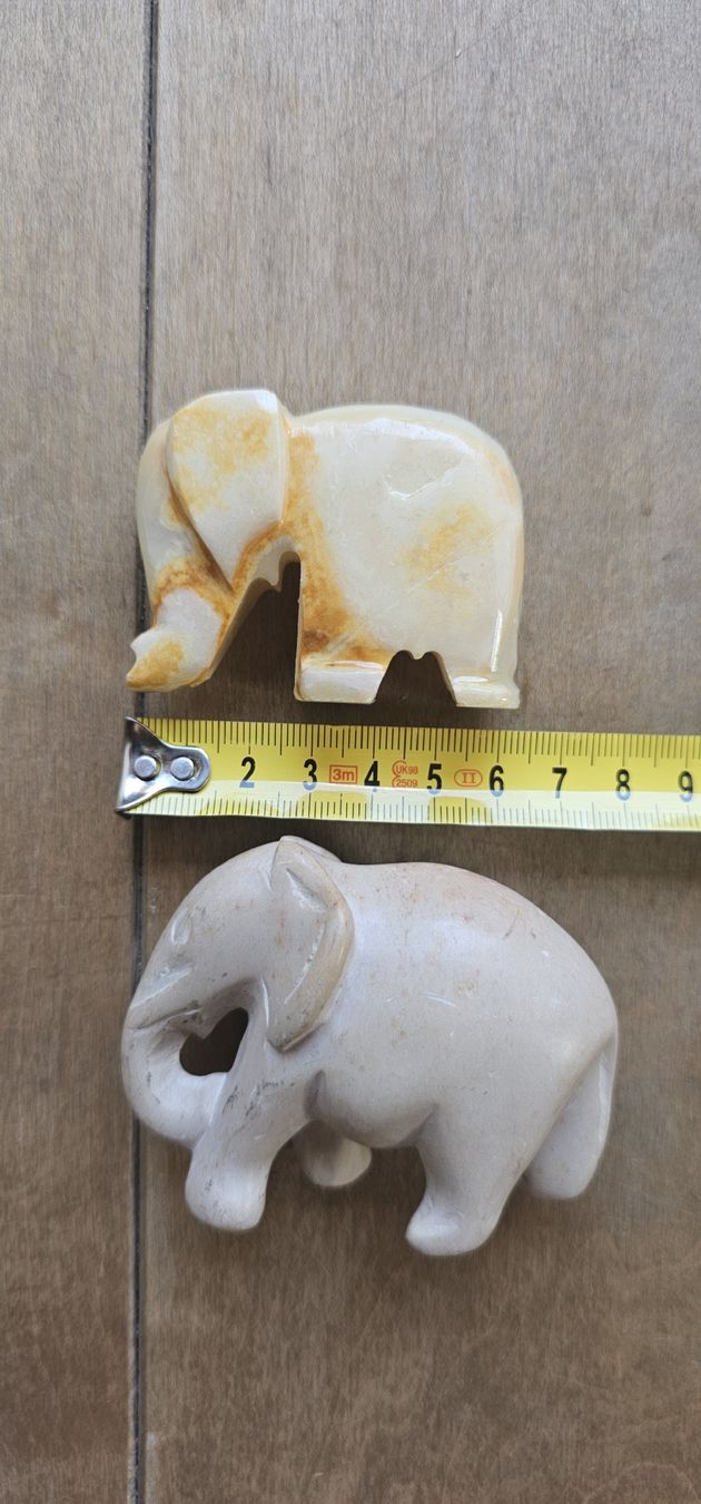 Statuette: 2 Elefanten Stein Figuren hell und gemustert Deko – Usato da Saanen venduto da Steierlein