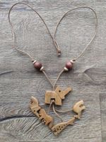 Kette aus Holz mit Tierelementen