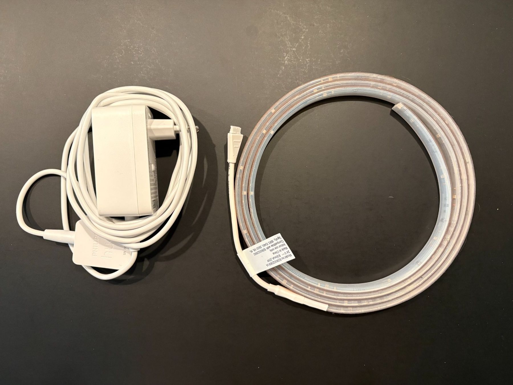 Philips Lichterketten & Leisten: Philips Hue Lightstrip Plus (2m, mehrfarbig) – Gebraucht aus Fislisbach von Nelehmu