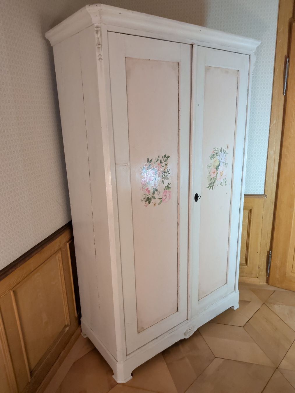 Armoires: Restaurierter antiker Kleiderschrank, weiss /hellrosa – D'occasion à Dietfurt par Subforce1853 1